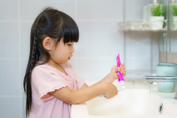 A quel âge et comment les enfants doivent-ils se brosser les dents ?